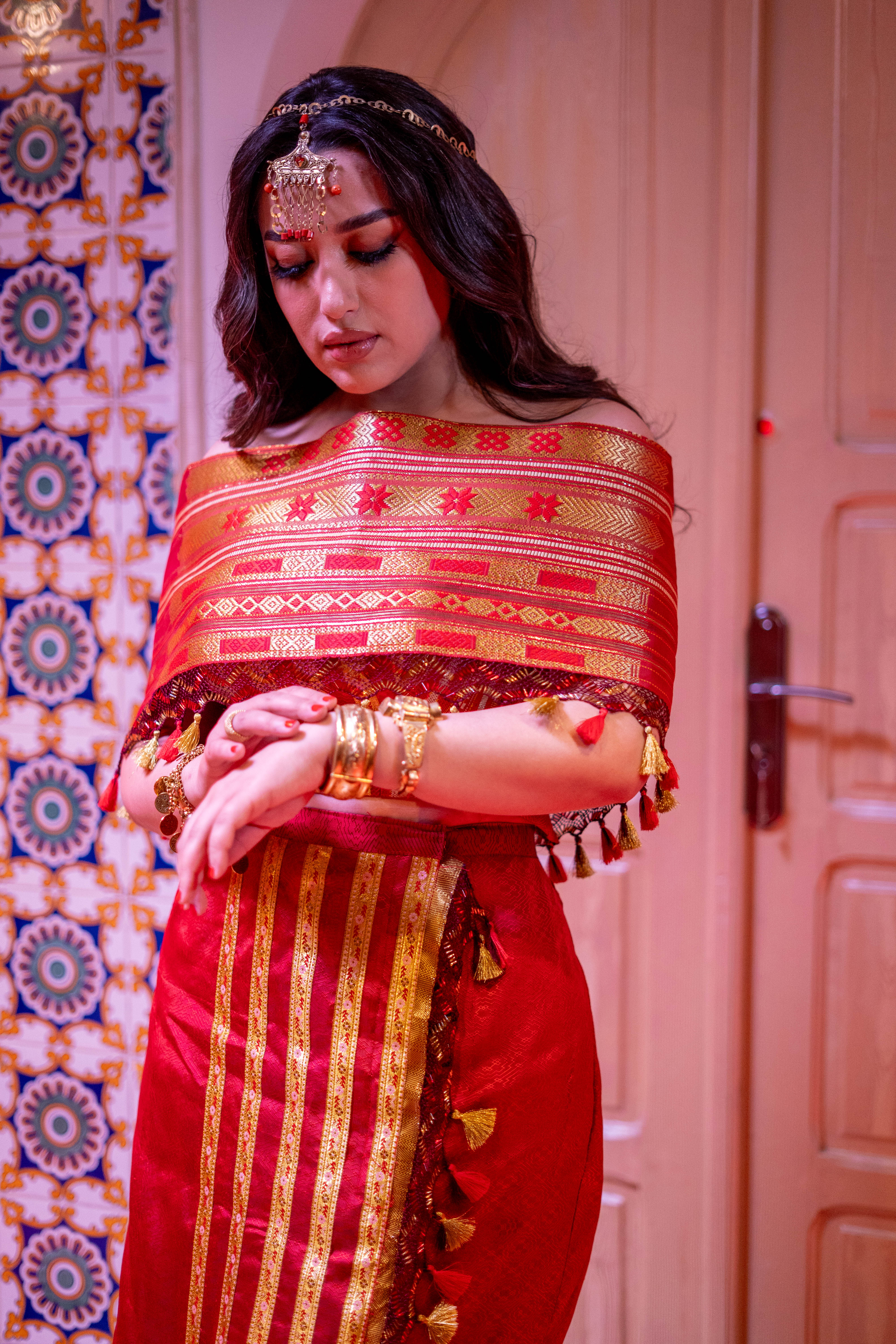 Portrait de Mariem en tenue traditionnelle rouge et or