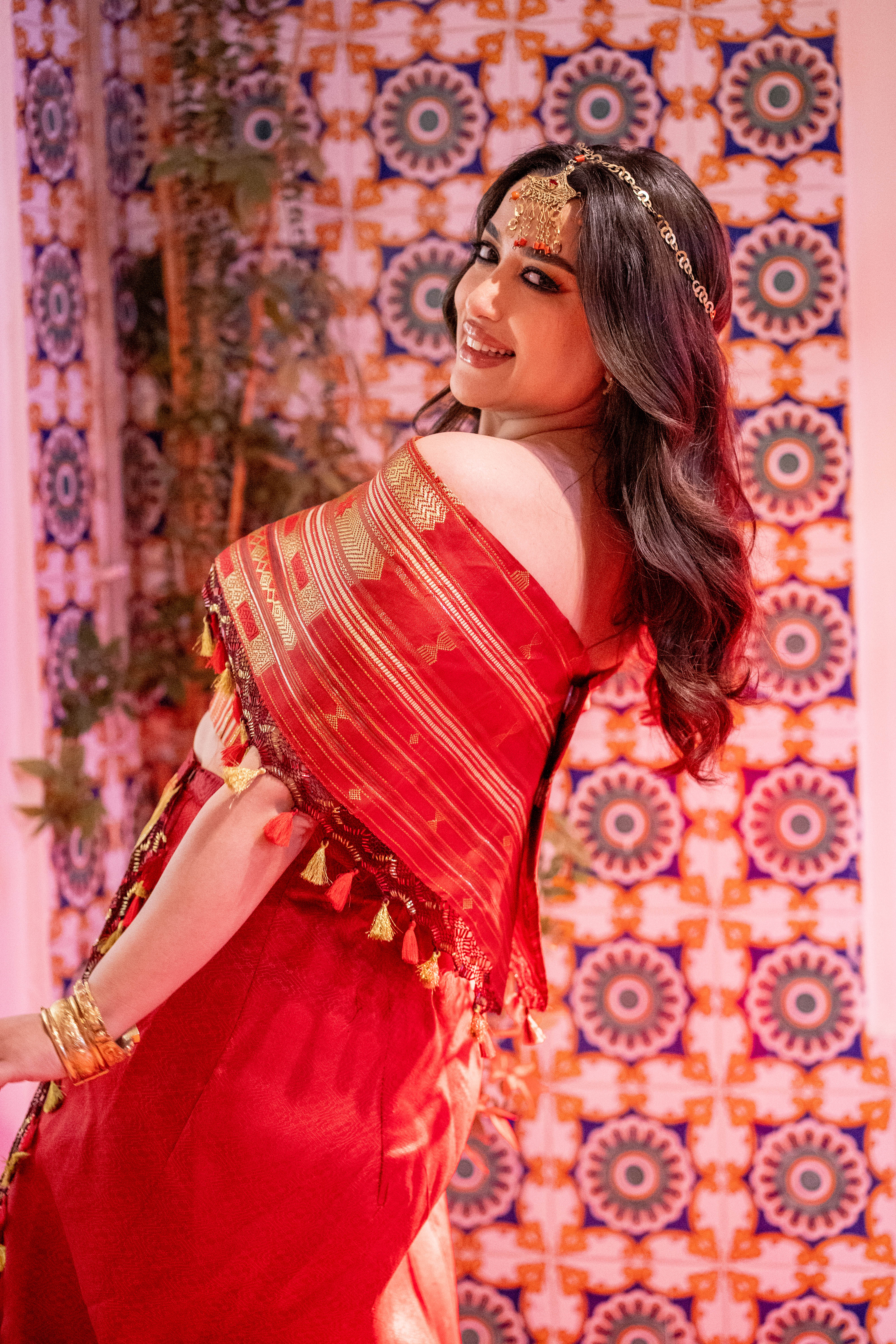 Portrait de Mariem Noureddine en costume rouge et or