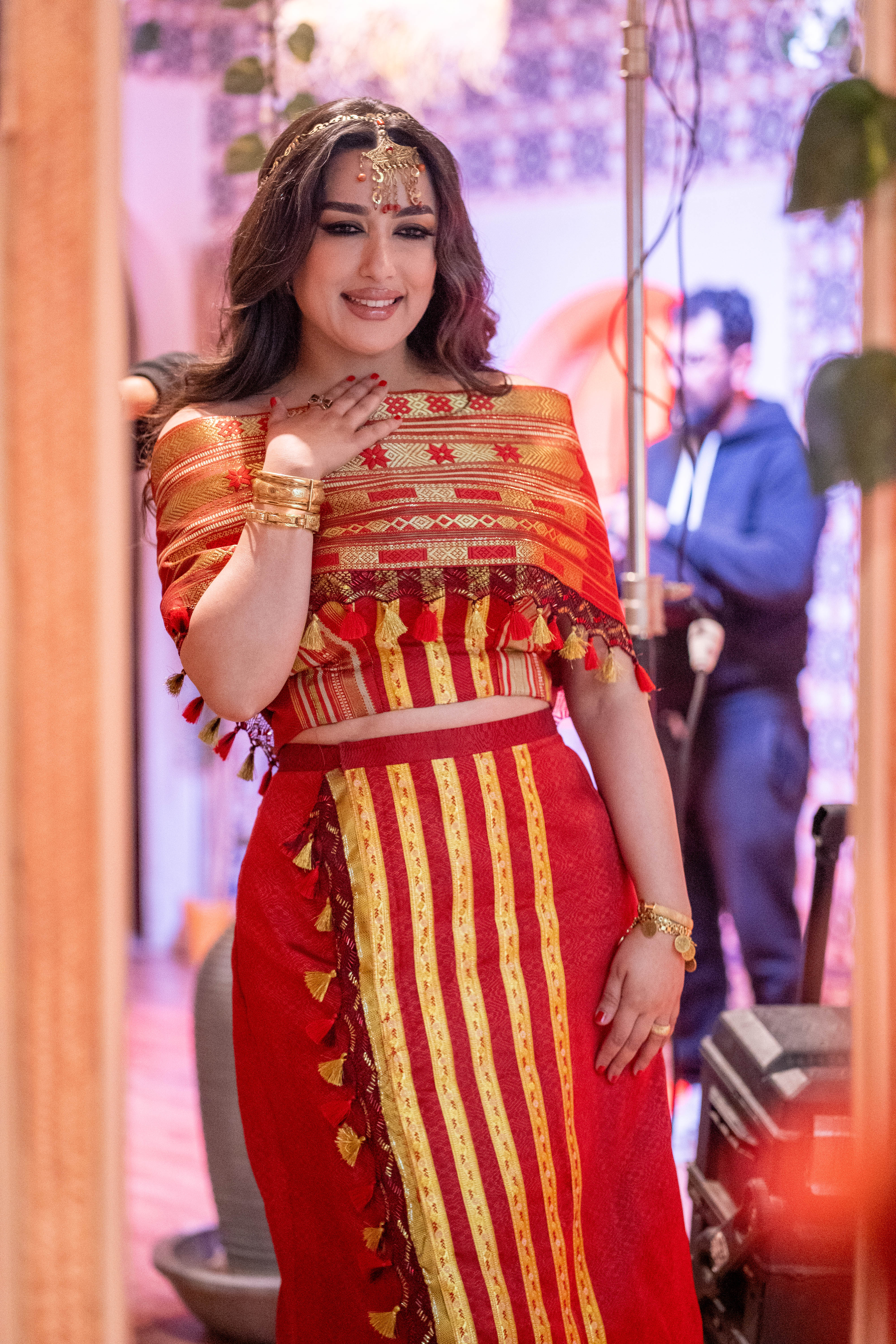 Portrait souriant de Mariem en tenue rouge