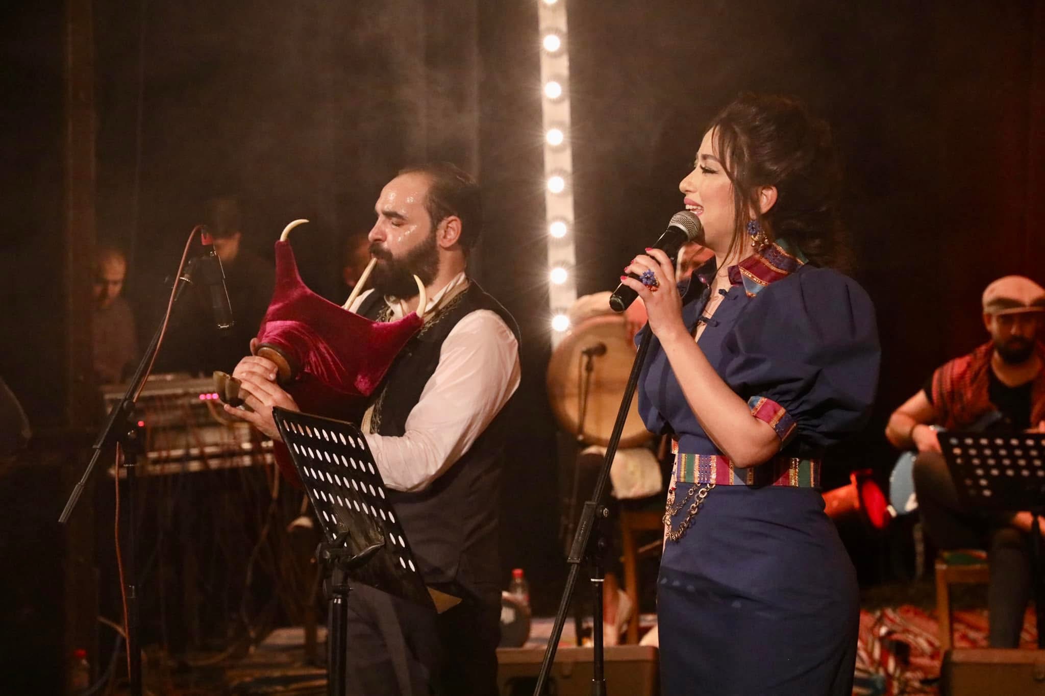Mariem Noureddine au chant avec un joueur de mezoued