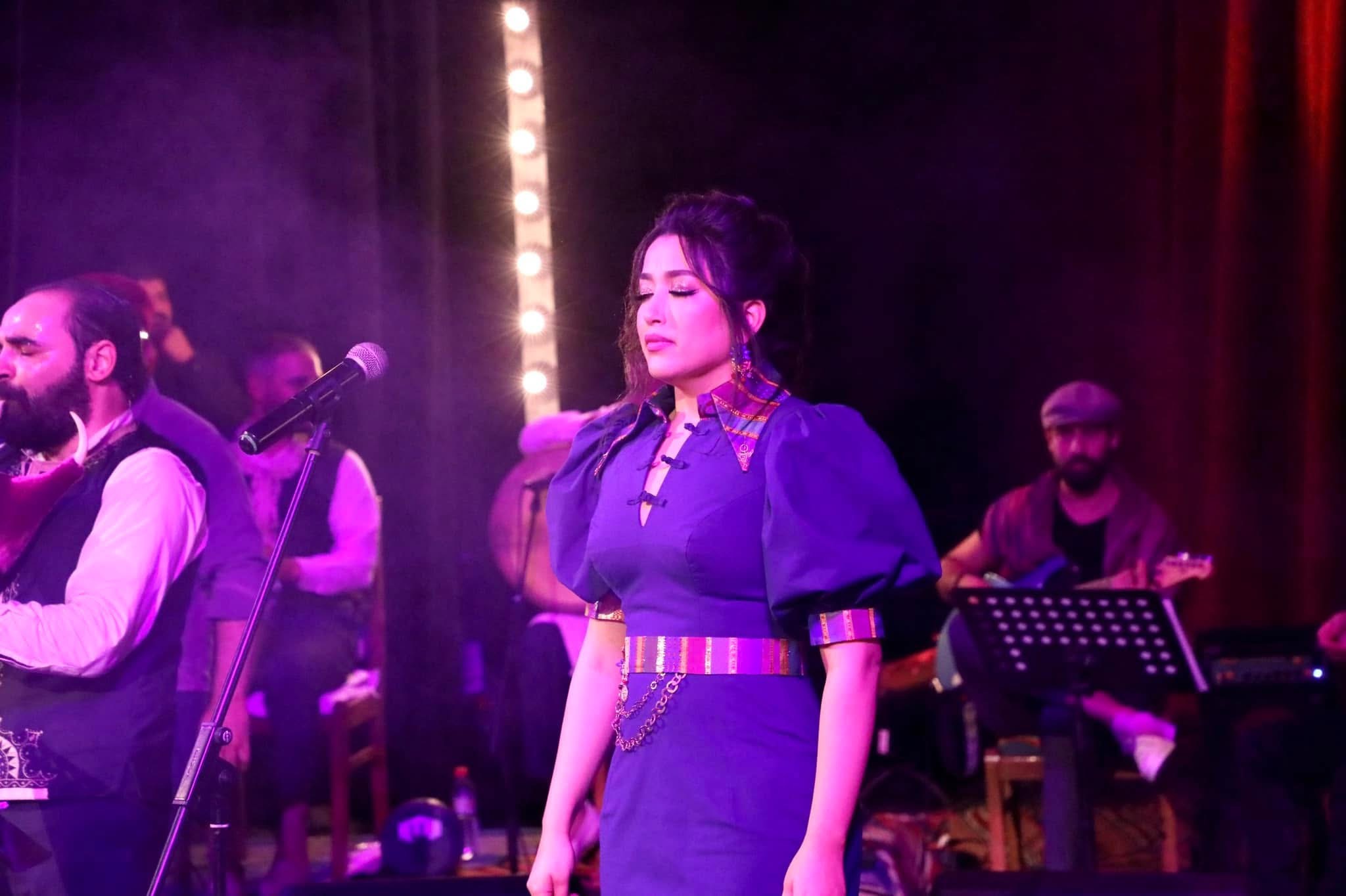 Mariem Noureddine sur scène sous un éclairage violet