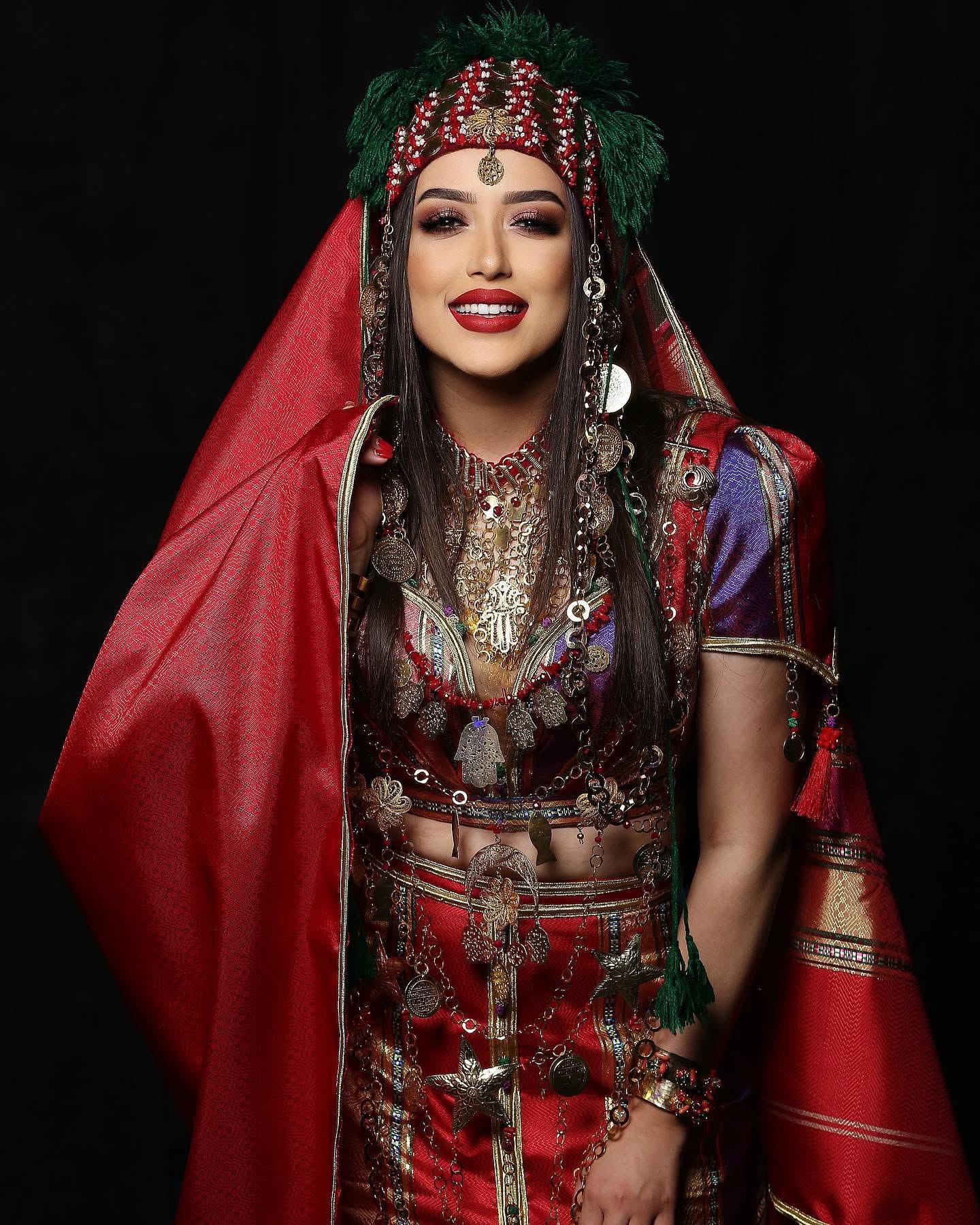 Mariem Noureddine en tenue traditionnelle rouge et bijoux
