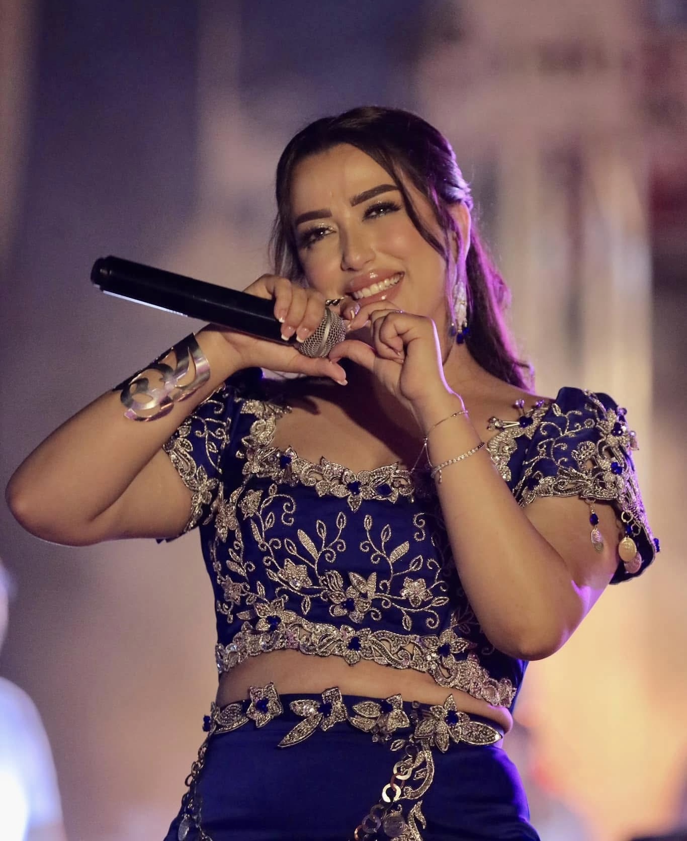 Mariem Noureddine au microphone, souriante