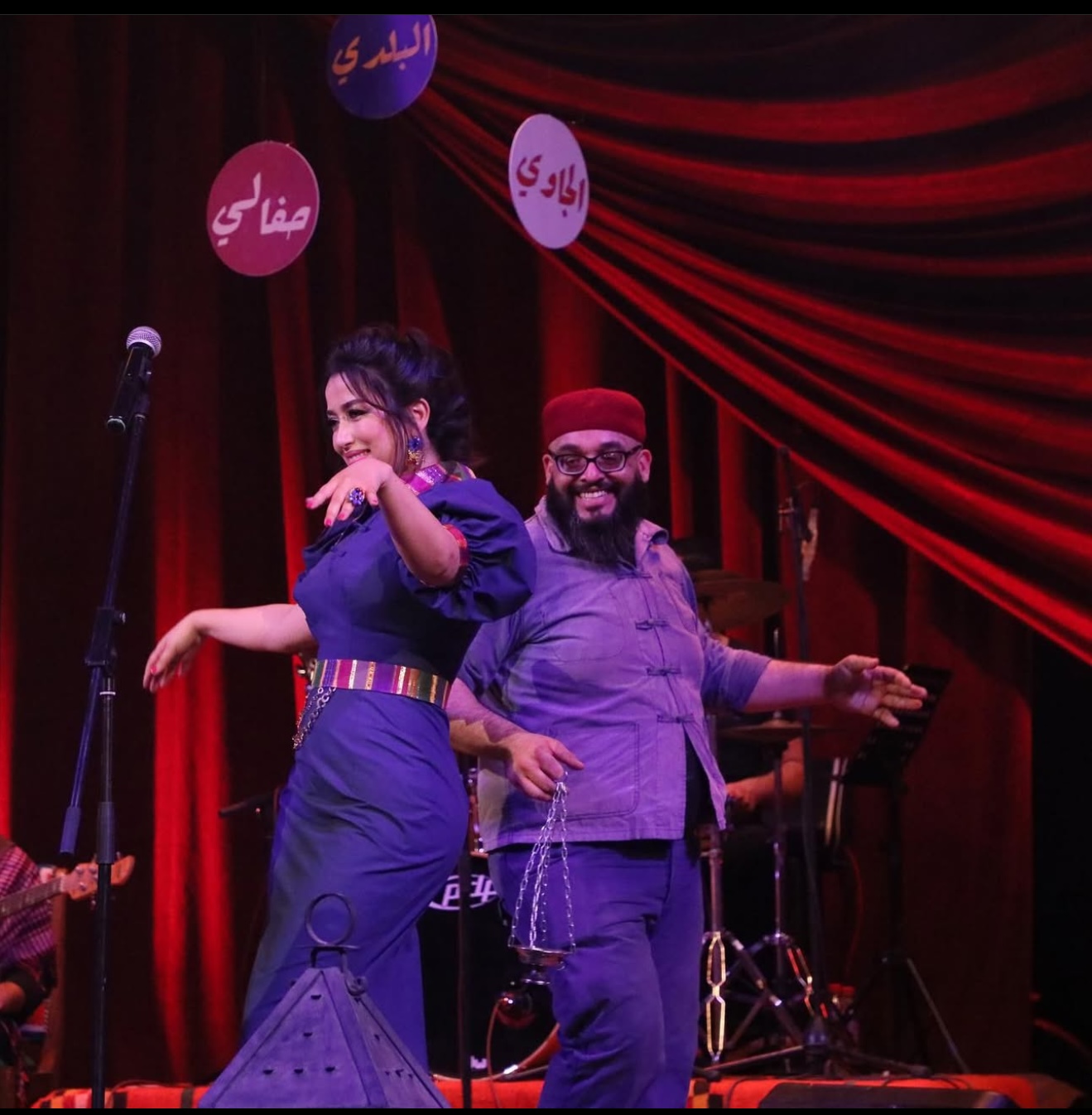 Mariem Noureddine partageant la scène avec un musicien